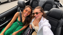 Danieli Corrér e a nutricionista Rithelle Paixão sorrindo dentro de um carro durante uma viagem pelos Estados Unidos.